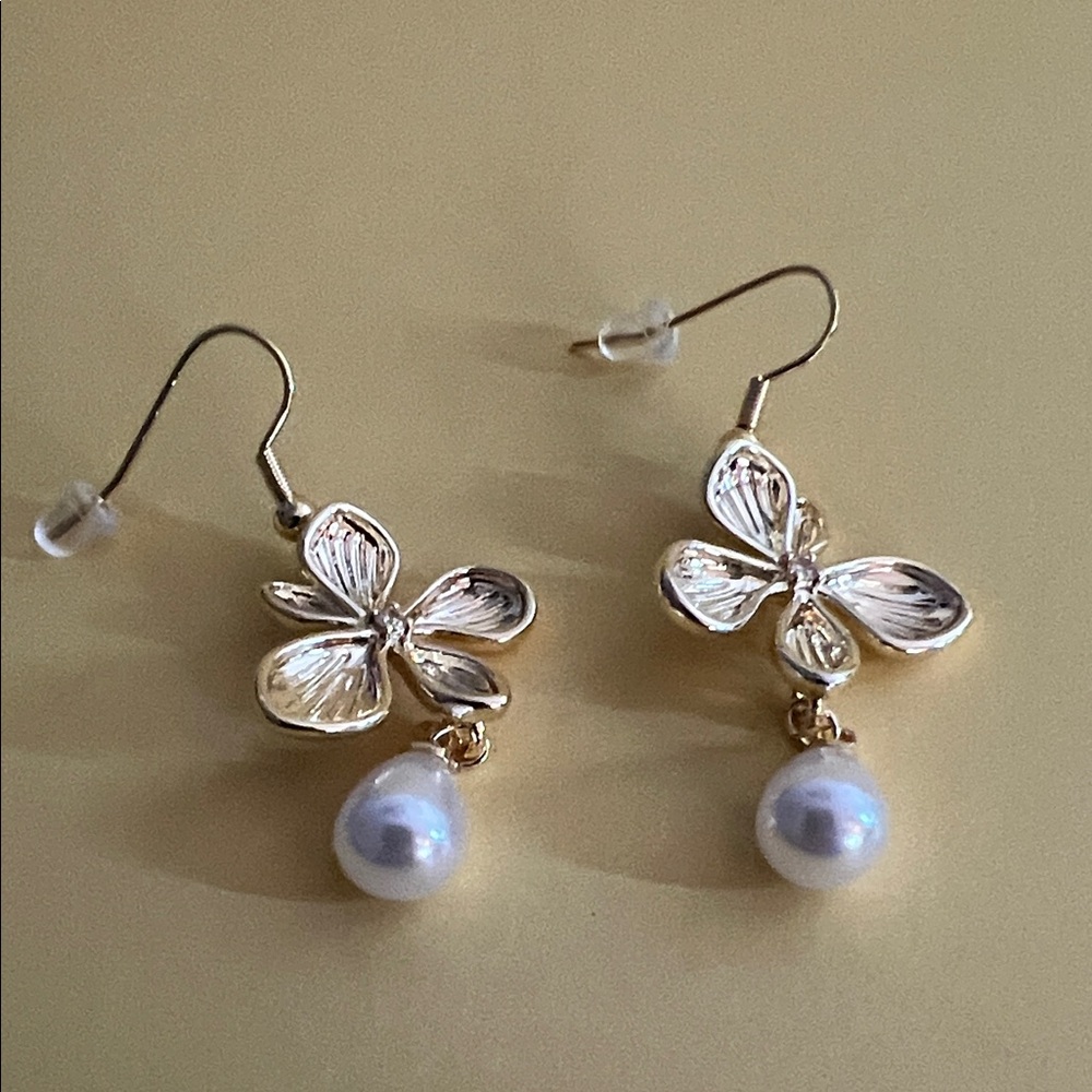 SALE!!!!Elegant Gold Flower Drop Earrings with Pearl